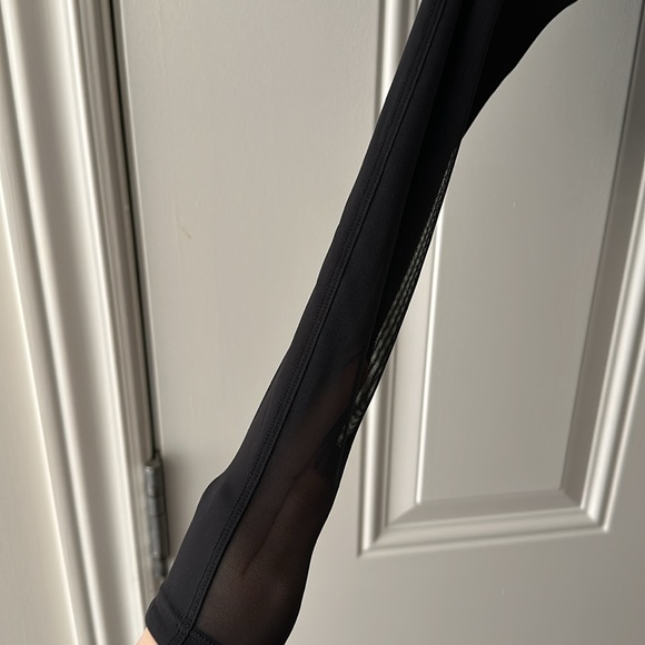 Lululemon Cropped Mesh Sleeve Top - Like New Condition!! Size 2 - Picture 3 of 4